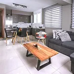 Unique1 - Two Bedroom Private Lux City Apartment